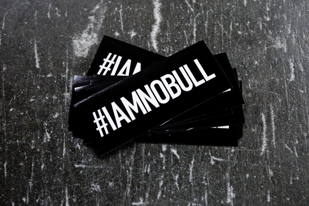#IAMNOBULL STICKER - BLACK
